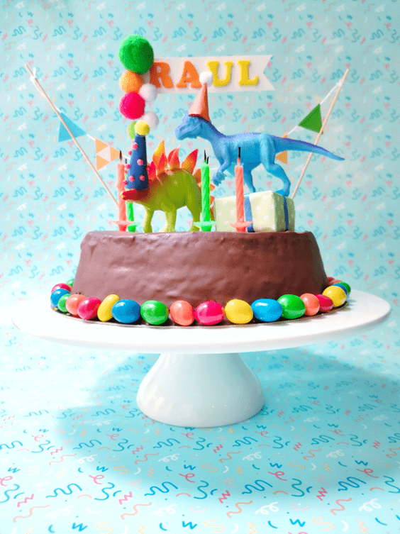 Como decorar una tarta con dinosaurios!